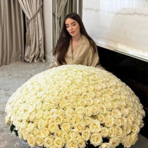 301 белая роза в корзине