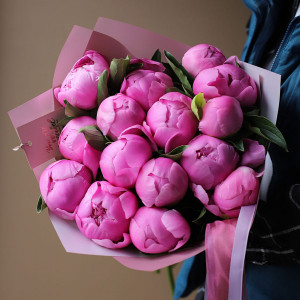 Букет 15 ярко-розовых пионов с упаковкой